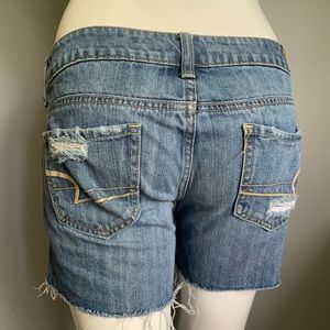 AEO : distressed denim low rise cut off shorts